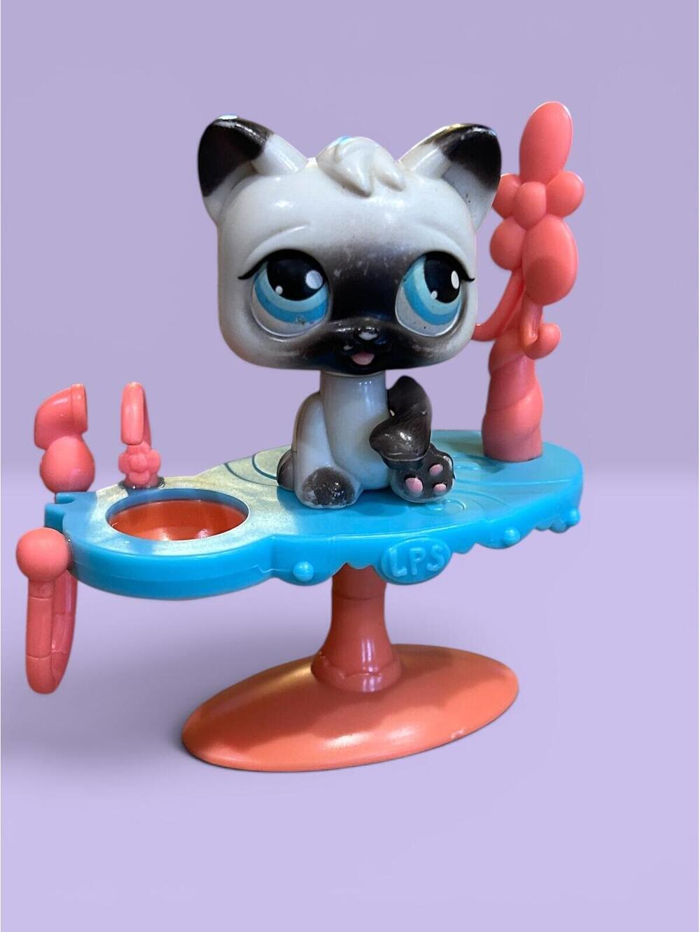 Littlest Pet Shop LPS Magic Motion Siamese Cat #180 with Table Accessory